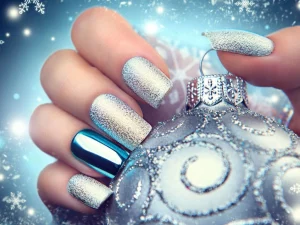 33 Festive Christmas Glittery Nail Designs To Shine