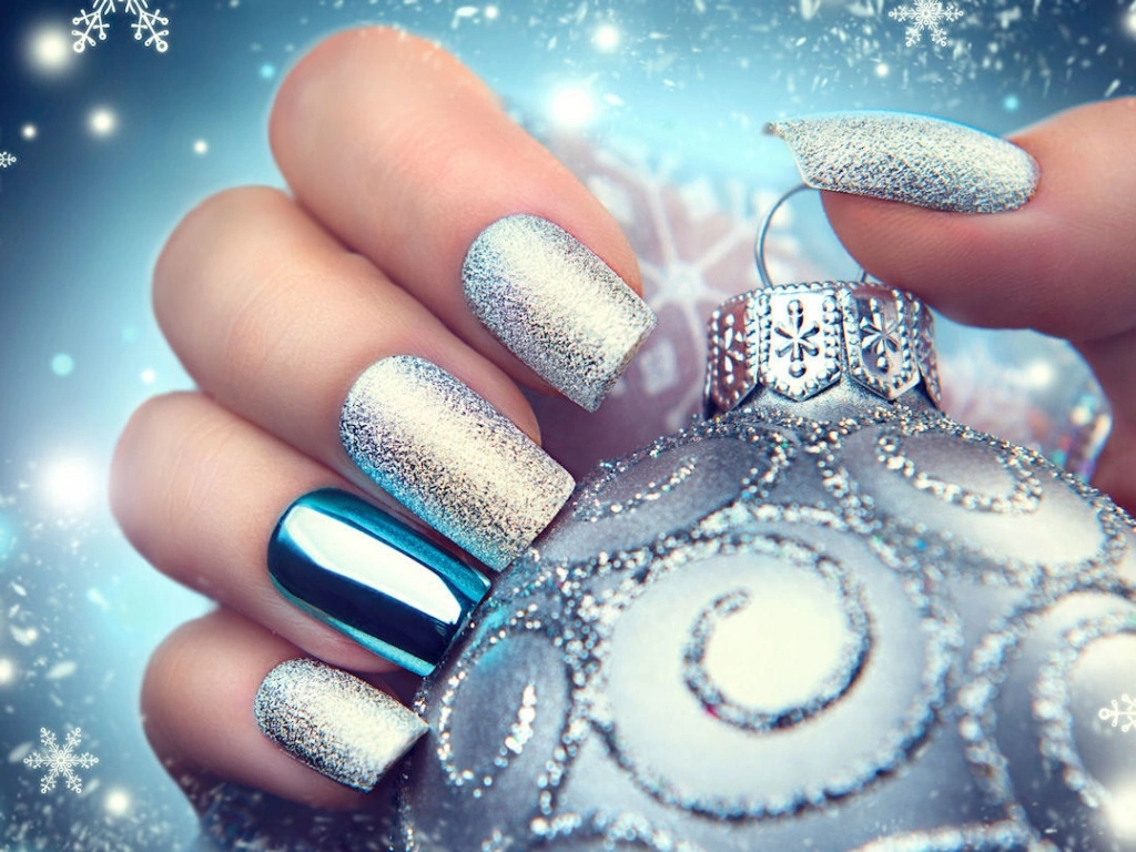 33 Sparkling Christmas Glittery Nail Designs To Wow