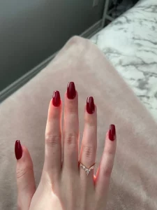 26 Nail Art Merah Maroon Simple: Chic Minimalist Design