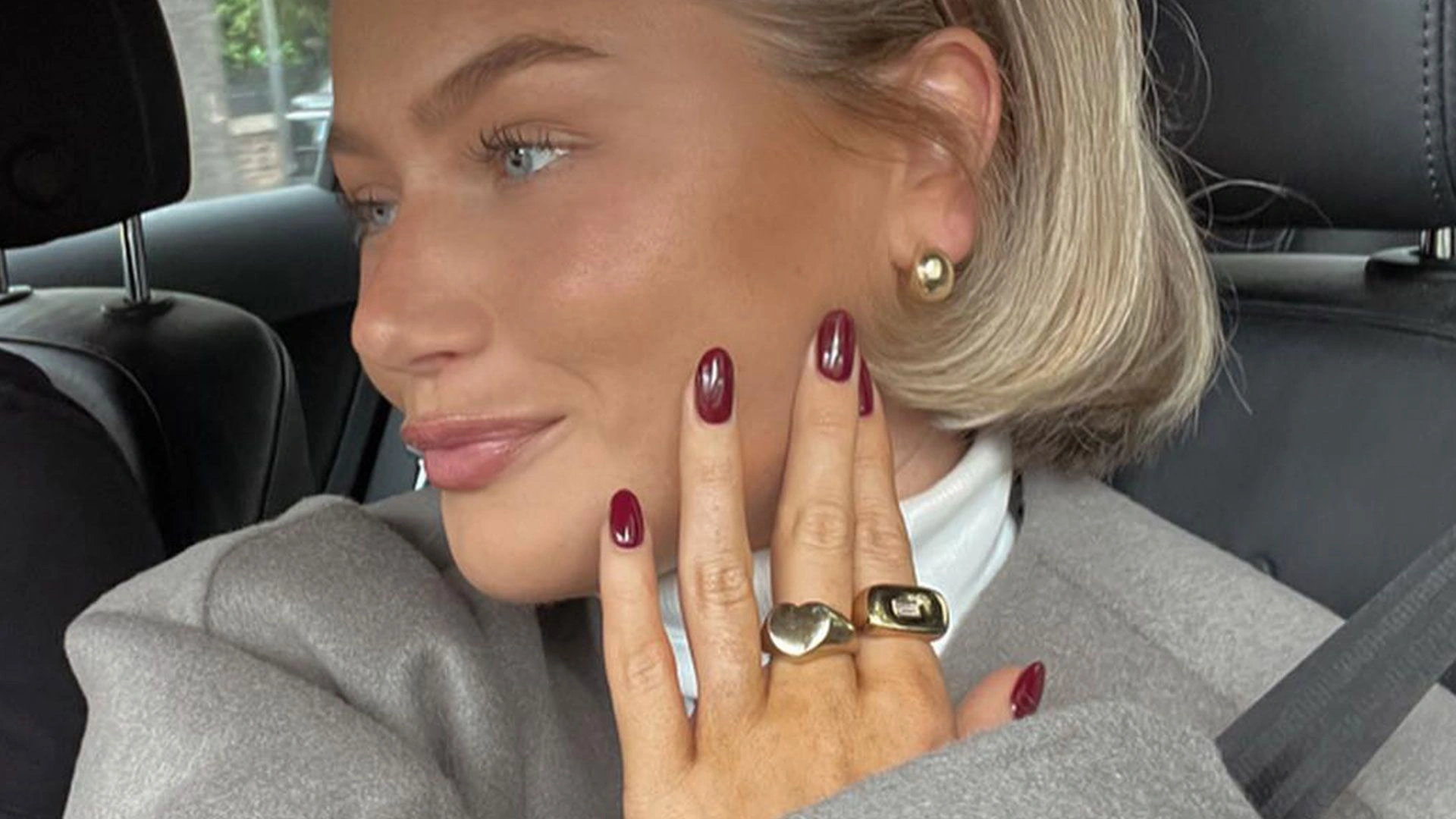 46 Frosty Chic Winter Nail Inspo Magnetic Glow