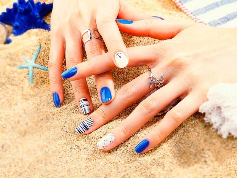 28 Glowing Beach Party Beach Nails Inspiration: Sun