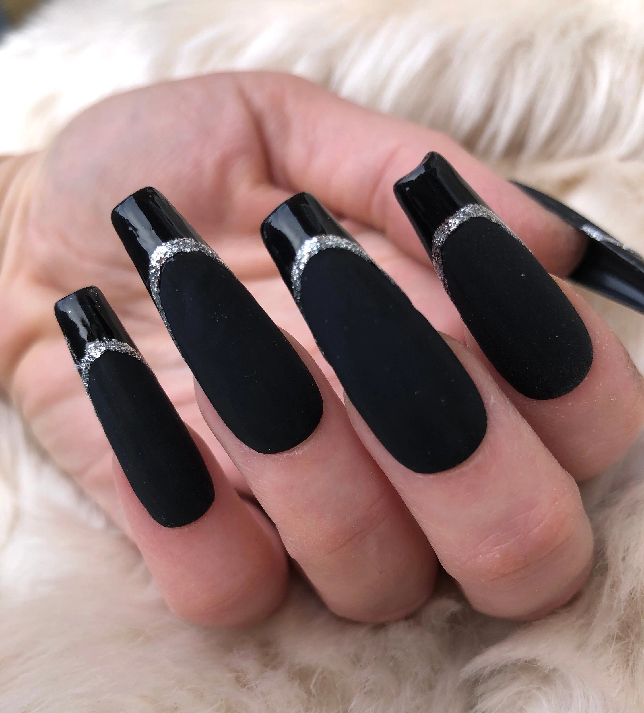 19 Elegant Black Matte Nails With Glitter Glam