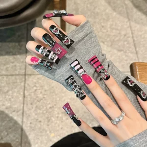 33 Classic Touch: Black Nail Art Vintage Style 2025