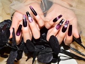 27 Modern Black Nail Designs With Holographic Shine