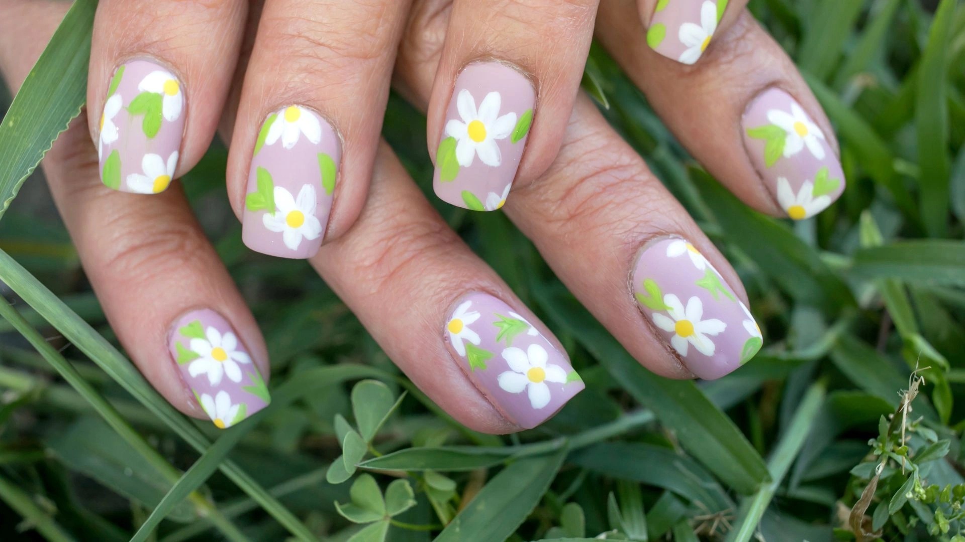 36 Elegant Daisy Flower Classic Nail Beauty Unveiled