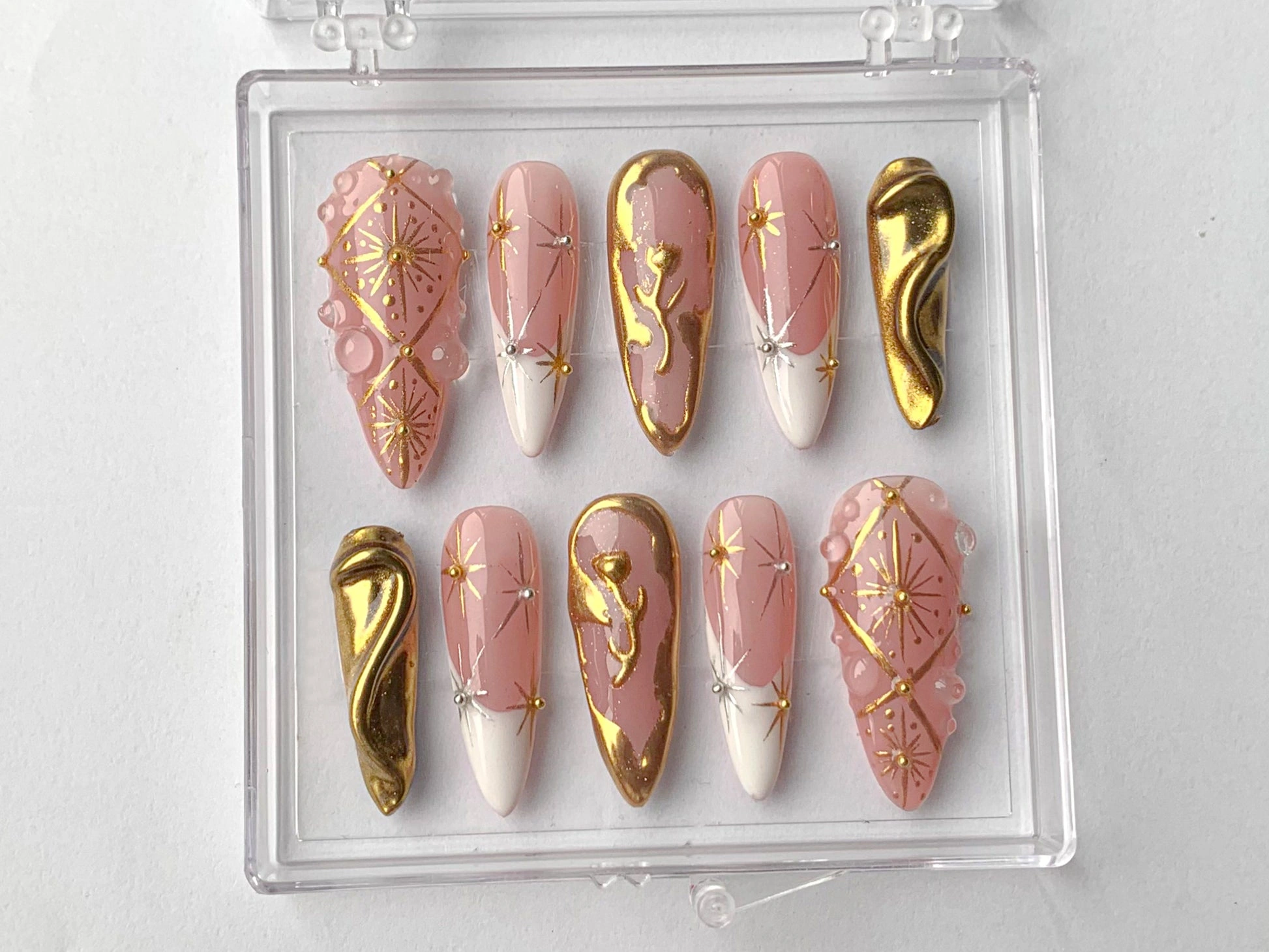 26 Glossy Elegant Gold Nail Designs For Chic Nights