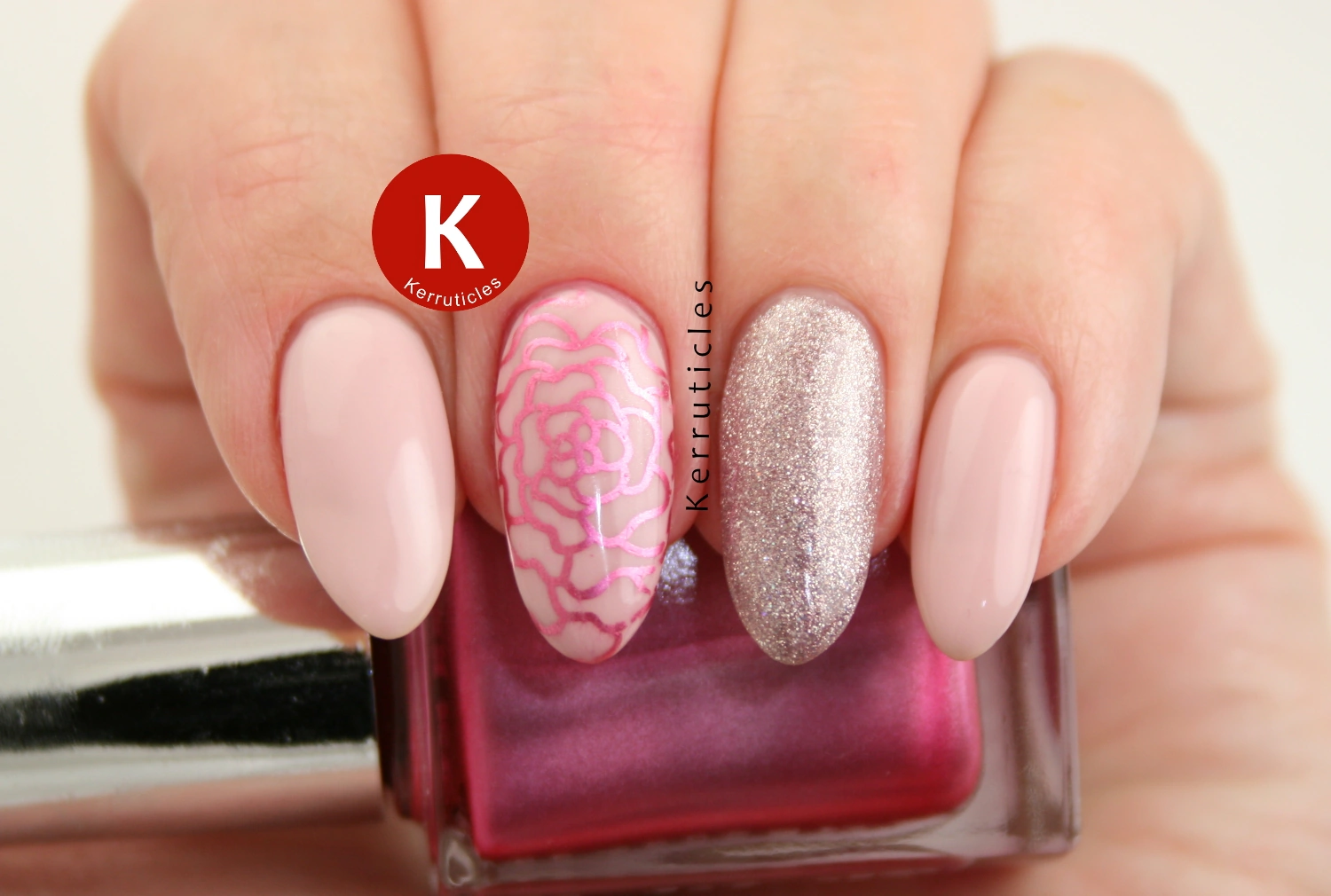 37 Pretty Engagement Nail Glitter With Pale Pink Glint
