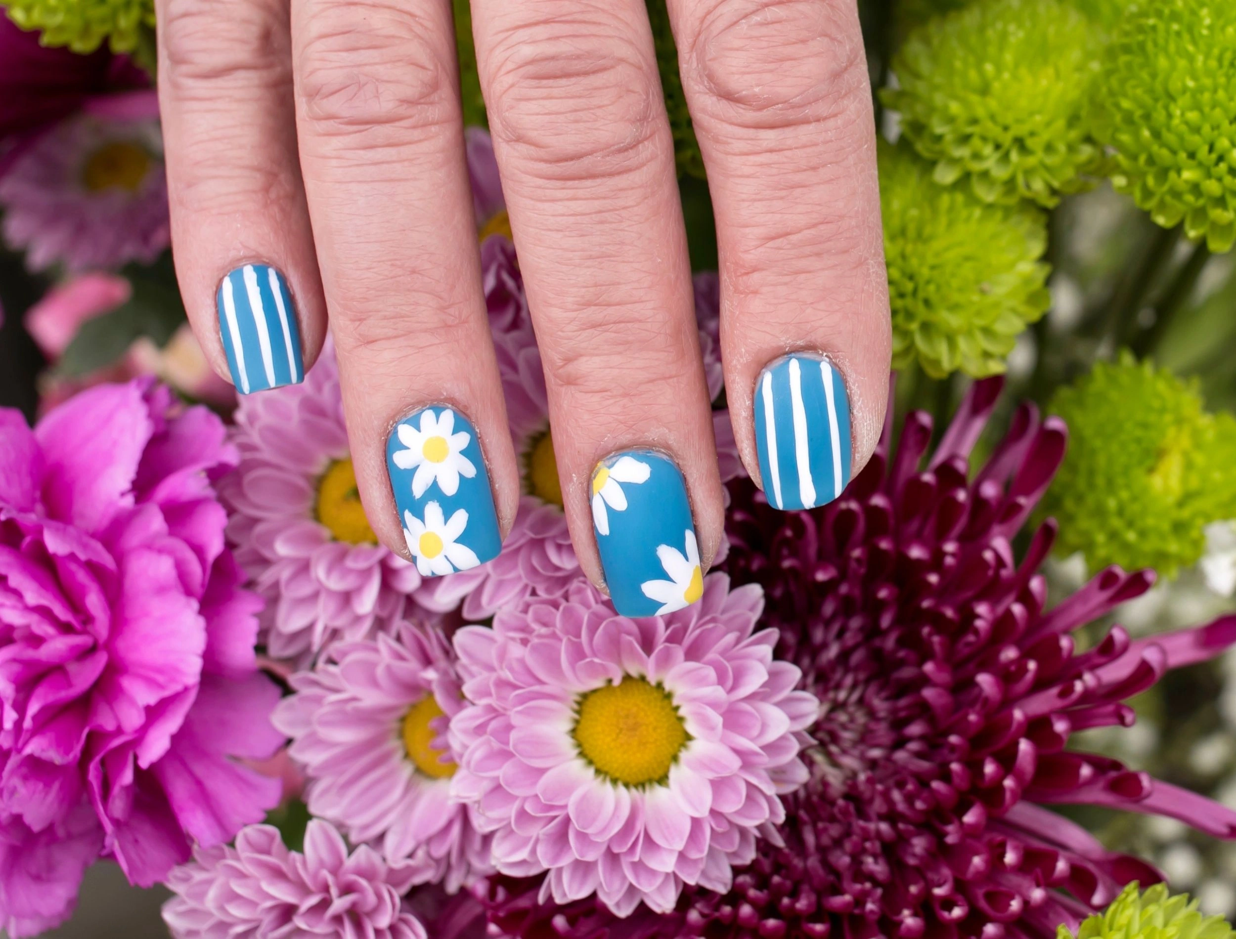 34 Delicate Floral Daisy Nails 2025 Trend: Petal Chic
