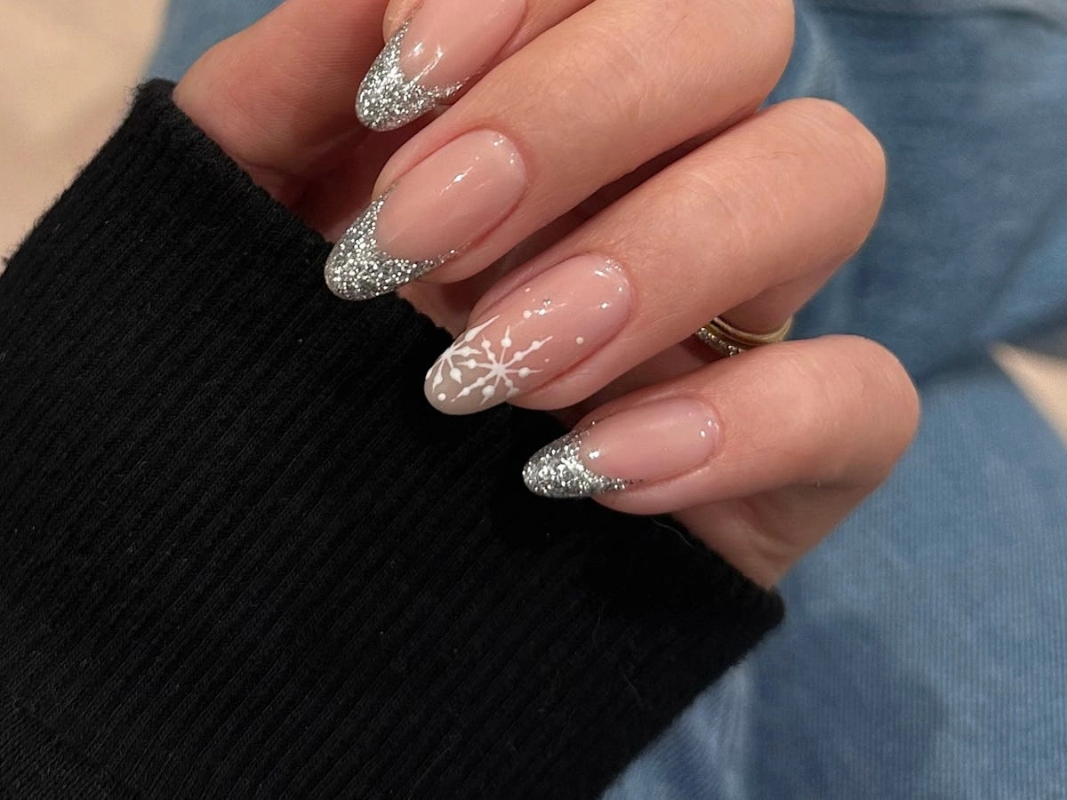 25 Elegant Frosted Winter Nails With Glitter Shimmer