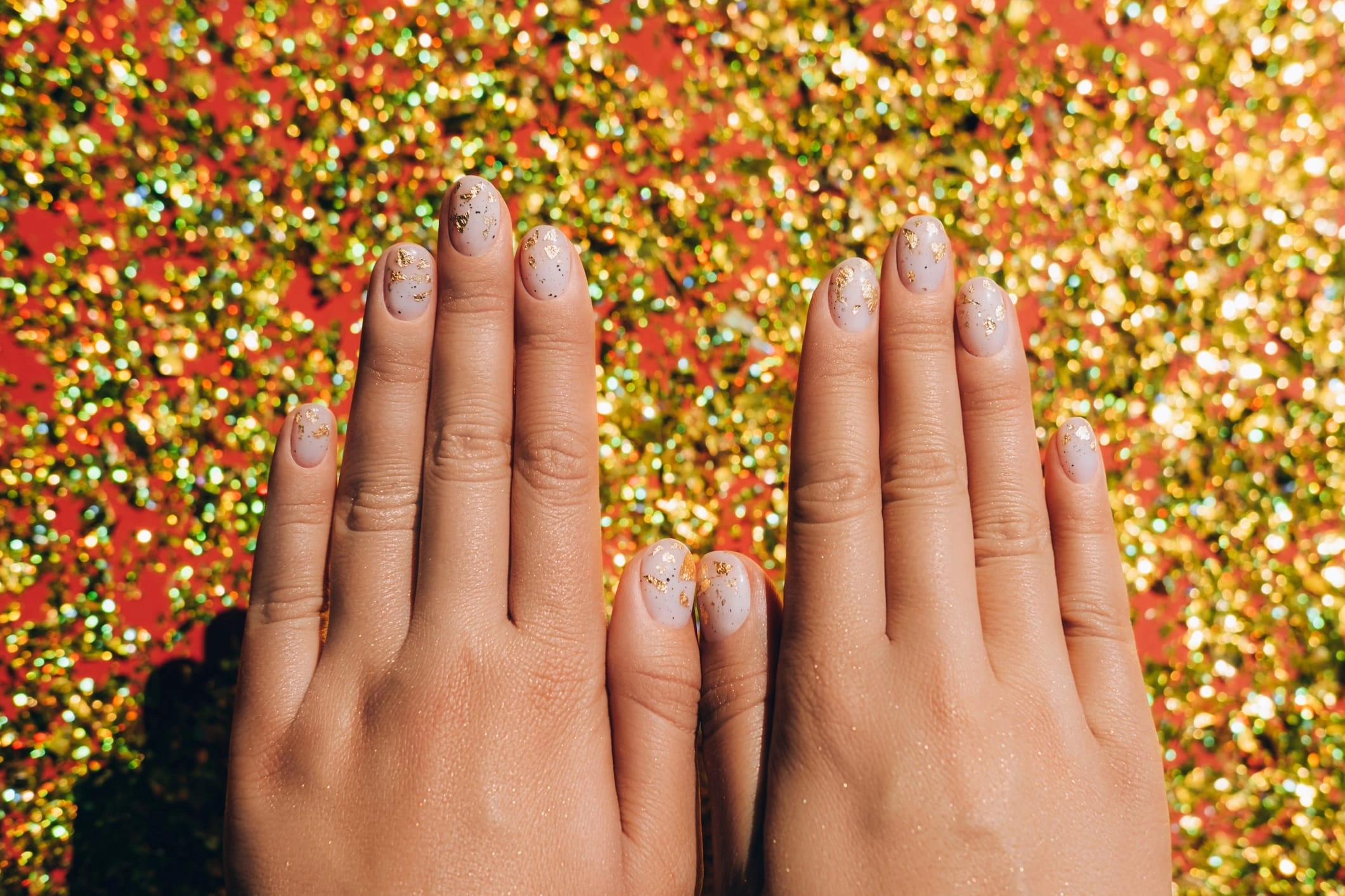 29 Sparkling Golden Confetti New Years Nails Festive