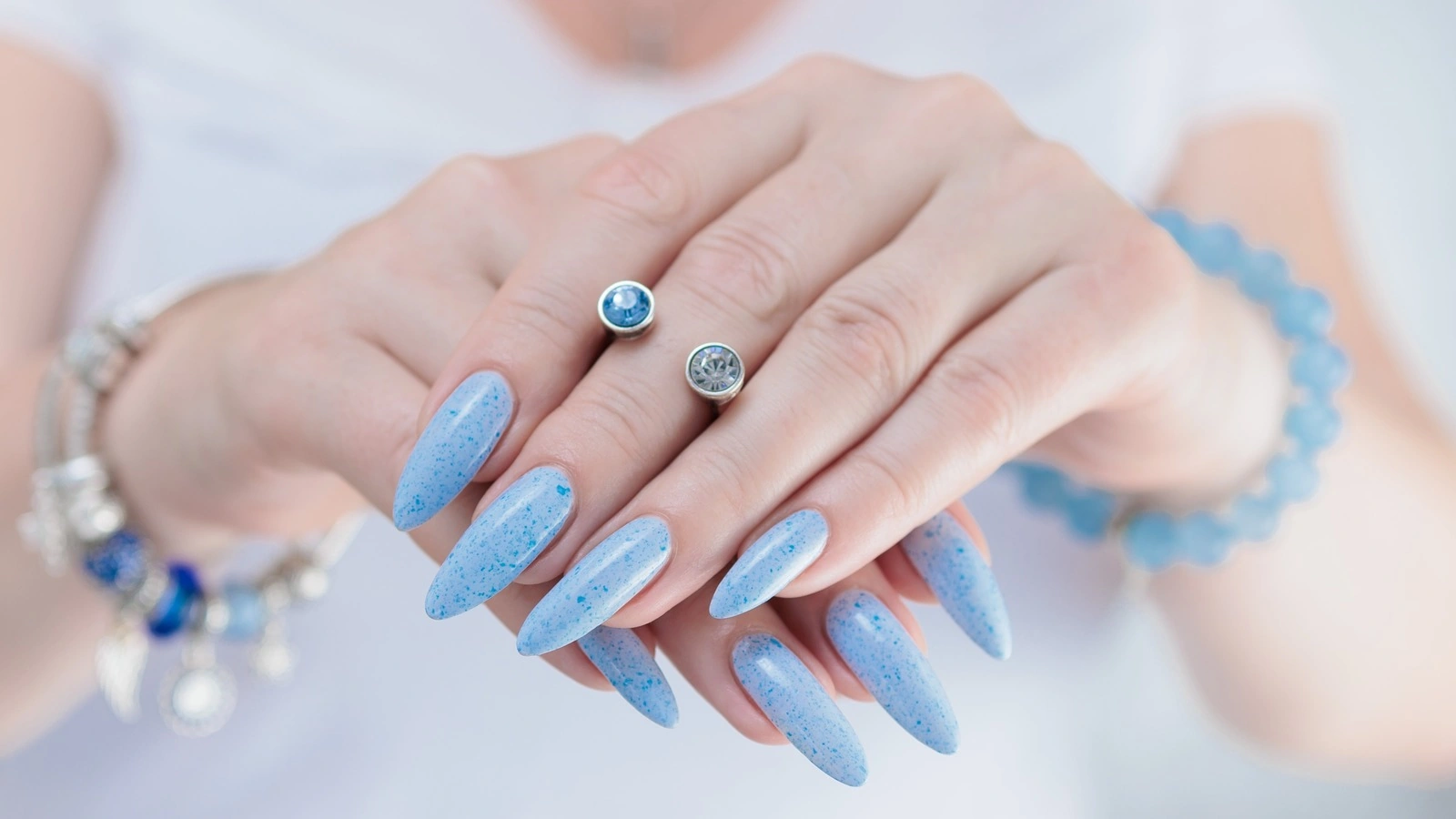22 Elegant January 2025 Icy Blue Nails Trend Hit