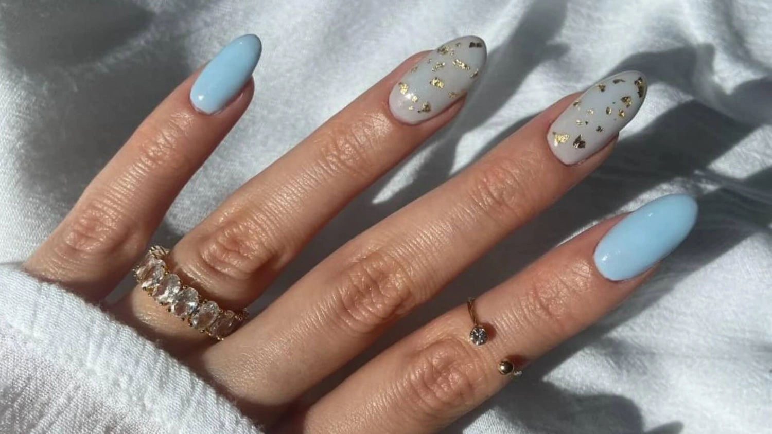 37 Sleek Minimalist Metallic Foil Nails 2025 For Style