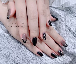 18 Timeless Vibes: Nail Art Hitam Mewah Unveiled