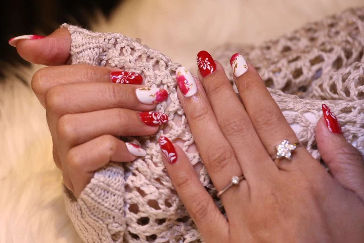 5 Glamorous Nail Art Kuku Cantik Ideas That Sparkle