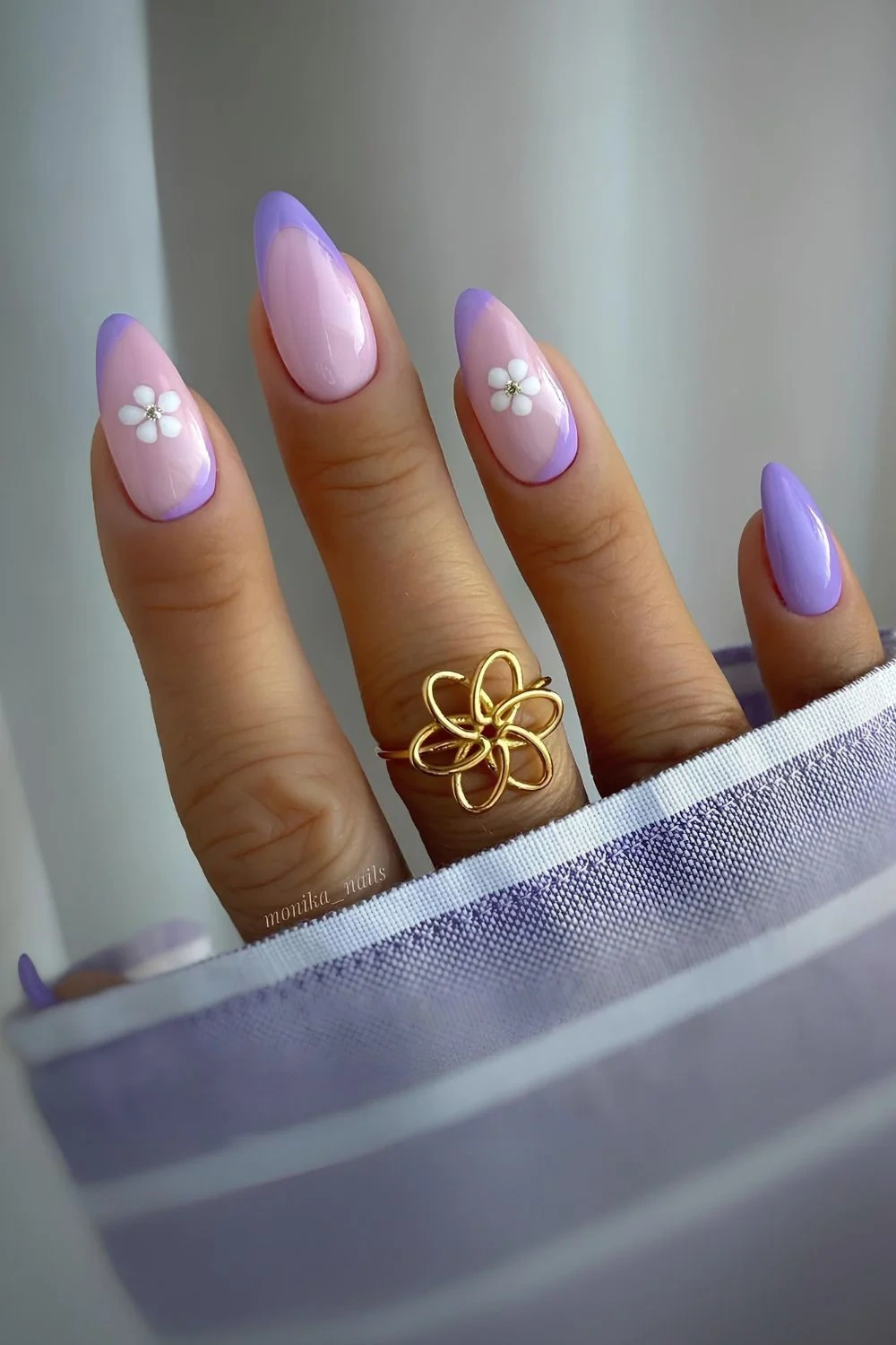 Nail Art Trend Almond Shape 2025