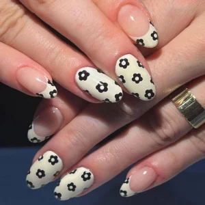 11 Chic Nail Art Warna Hitam Pairs You
