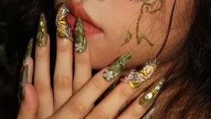 34 Sparkly Nails Holographic Aesthetic 2025