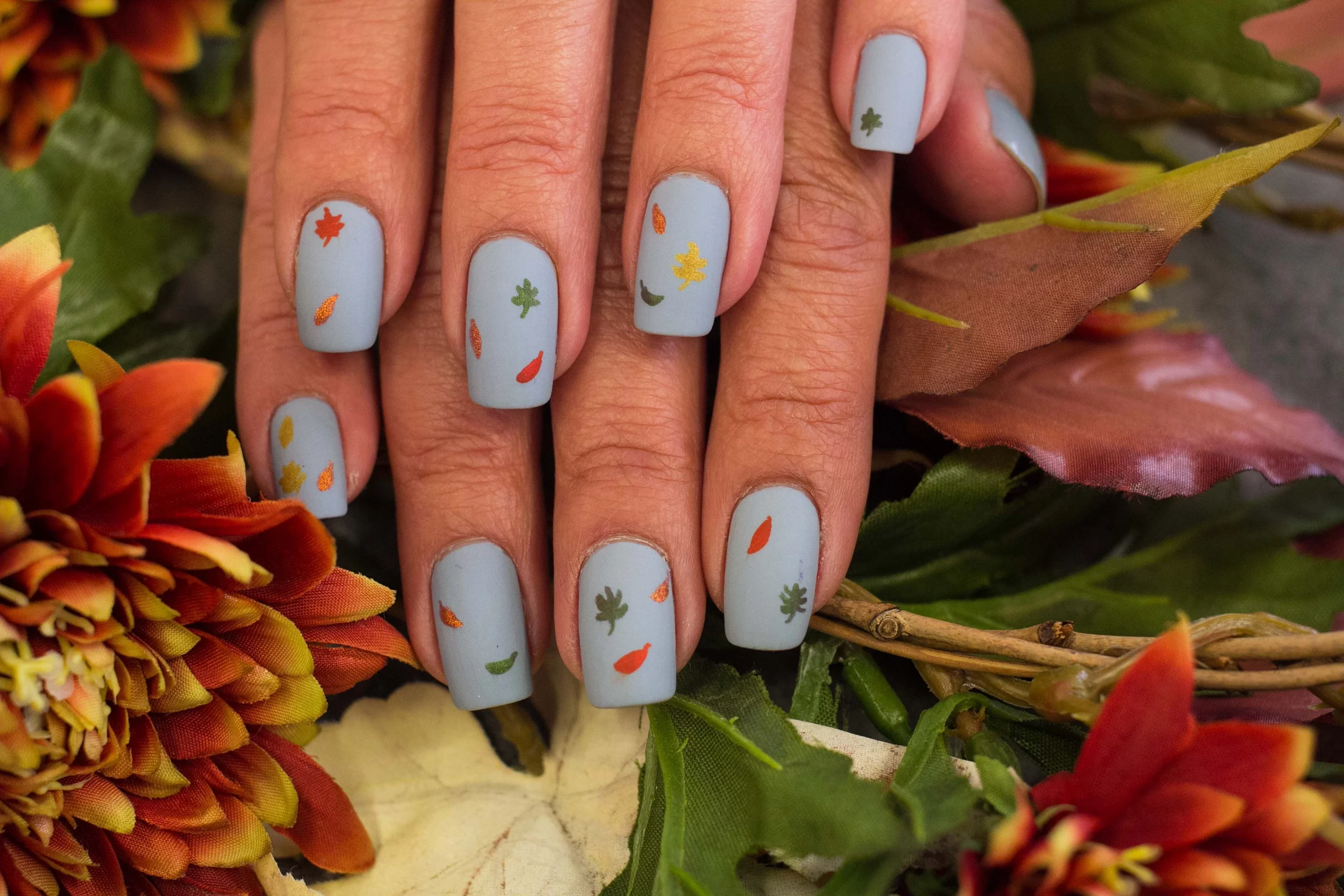 49 Elegant Subtle Leaf Pattern Nails Design Tips