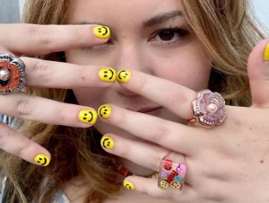 24 Vibrant Tropical Summer Dip Nail Designs