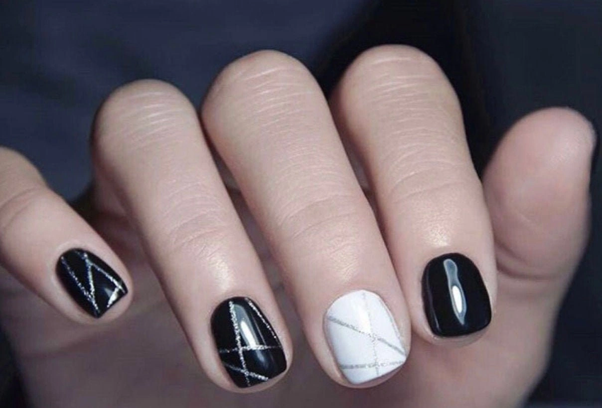 23 Elegant White Geometric Stripe Nail Polish For Chic