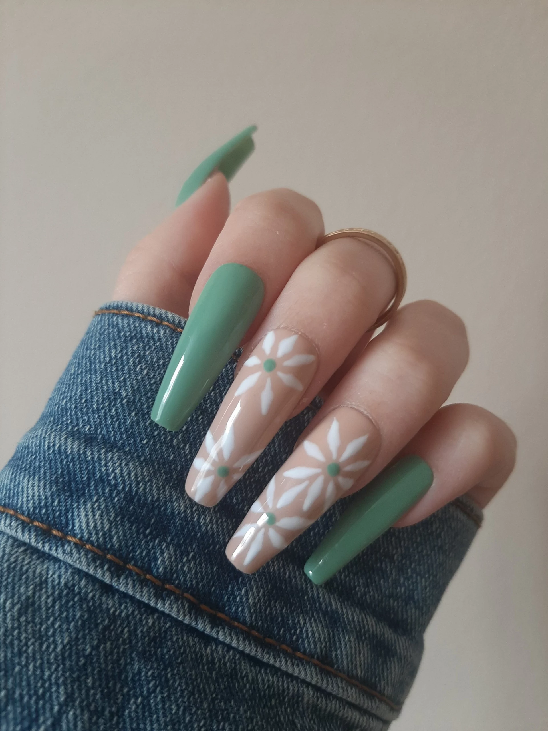 14 Elegant Nails Layered Hijau Sage Glow For Every Day