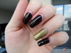 27 Expert Black Nail Art With Gold Tips