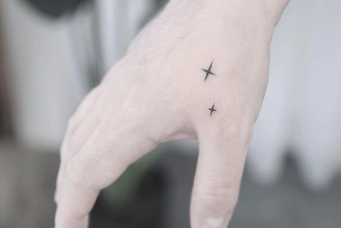 12 Stylish Small Hand Tattoo Designs For Guys – Subtle Power