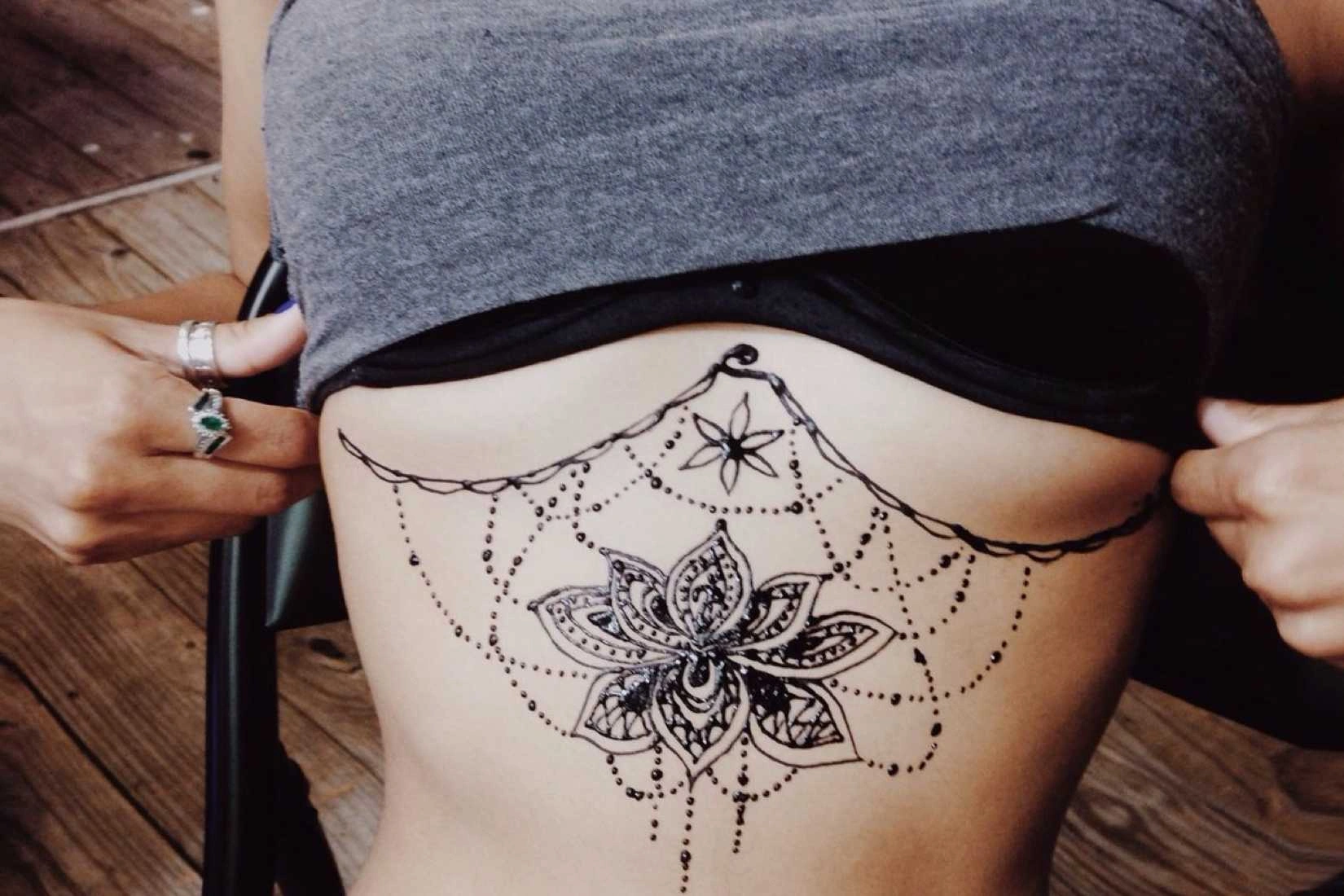 22 Stunning Sternum Tattoo Ideas For Women – Shine