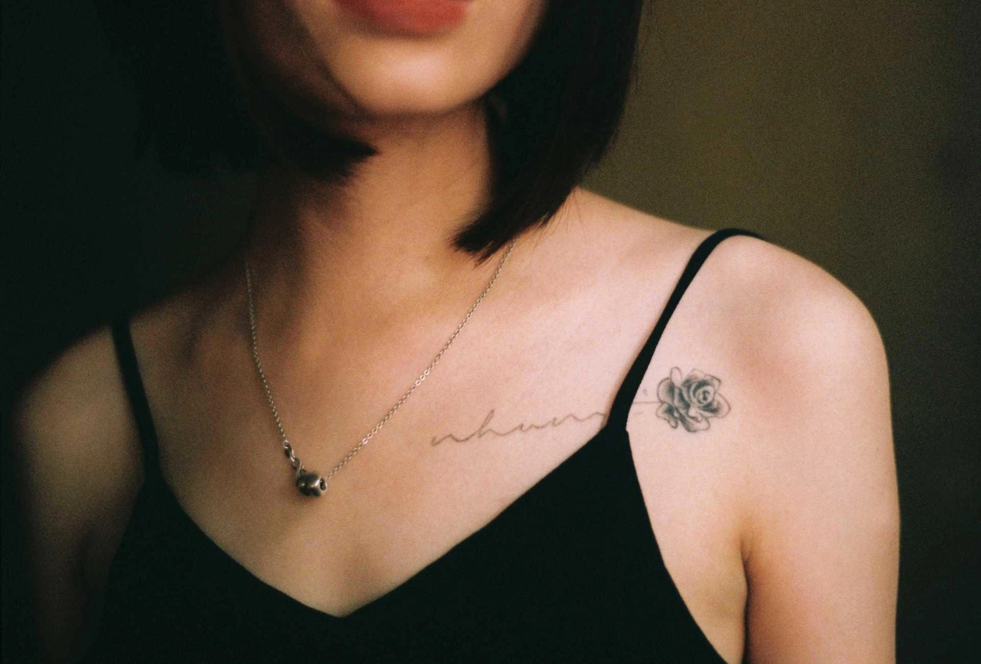15 Elegant Tattoo De Rosas Para Mujer: Dreamy Blossom