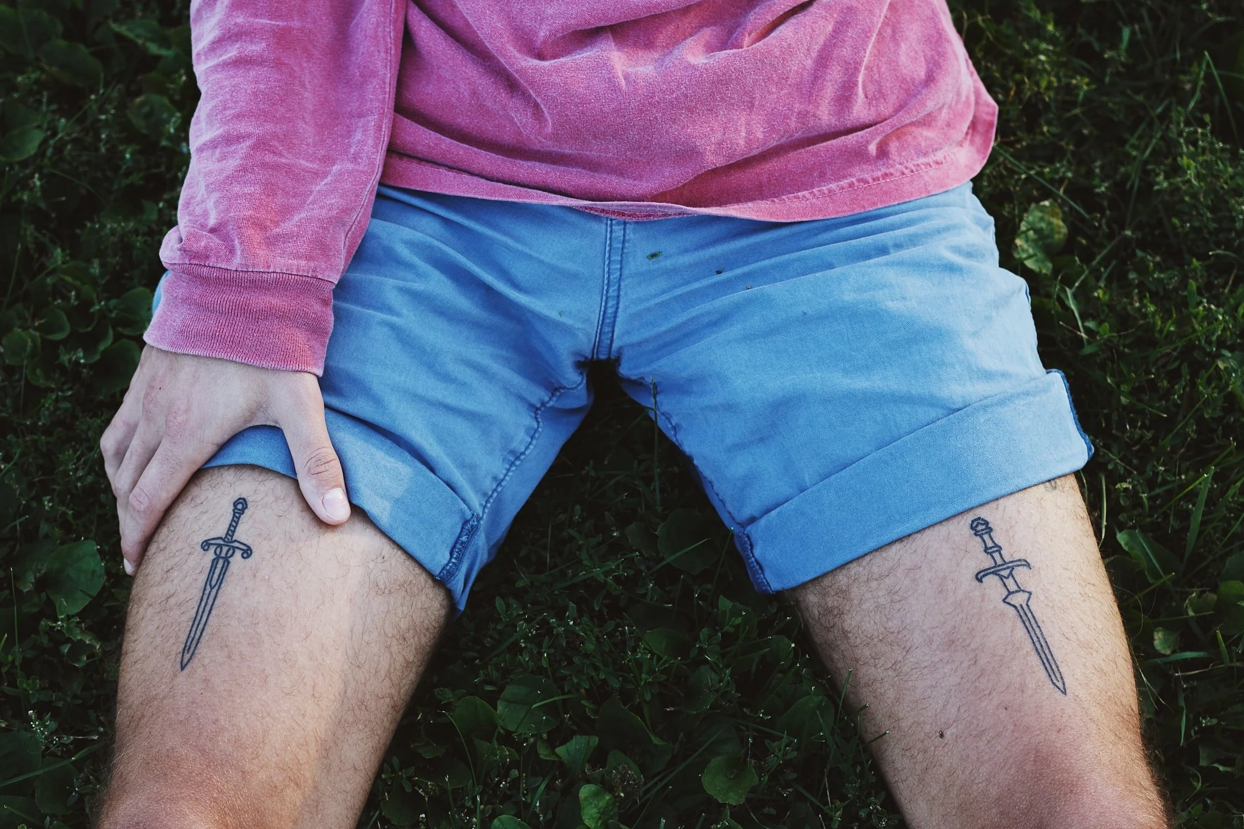 19 Bold Thigh Tattoos For Men Words Unleash Power