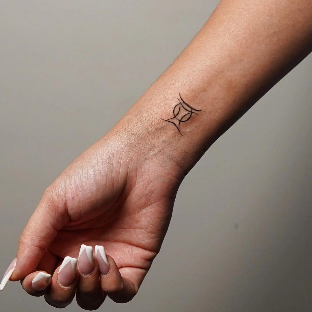 26 Elegant Gemini Tattoos For Females: Embrace Duality